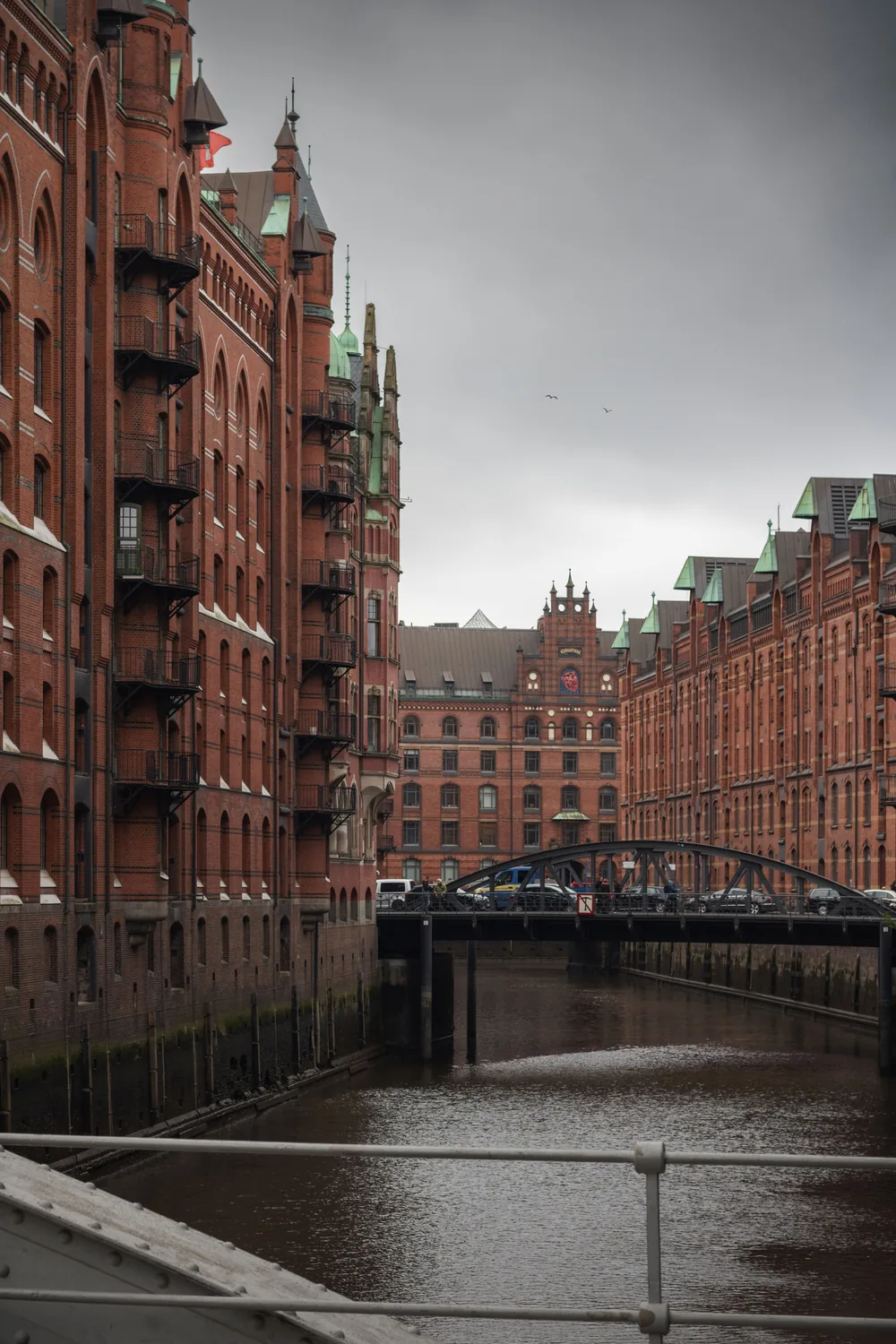 Kanal und Backsteingebäude in der Hamburger Speicherstadt